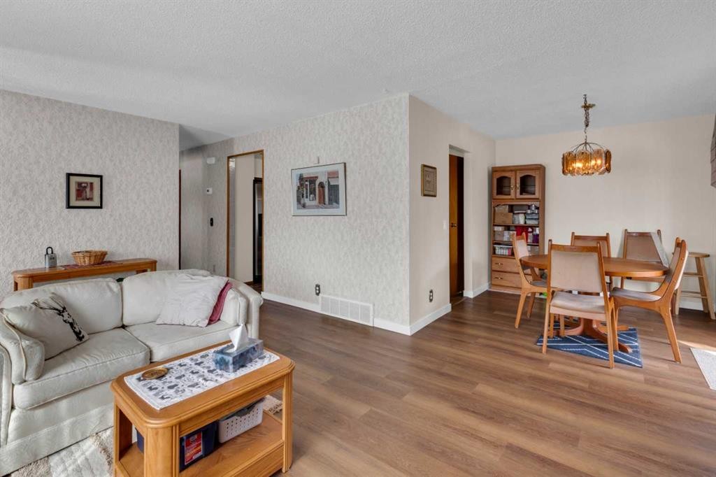 6004 Maddock Drive Ne, Calgary, AB - Indoor Photo Showing Living Room