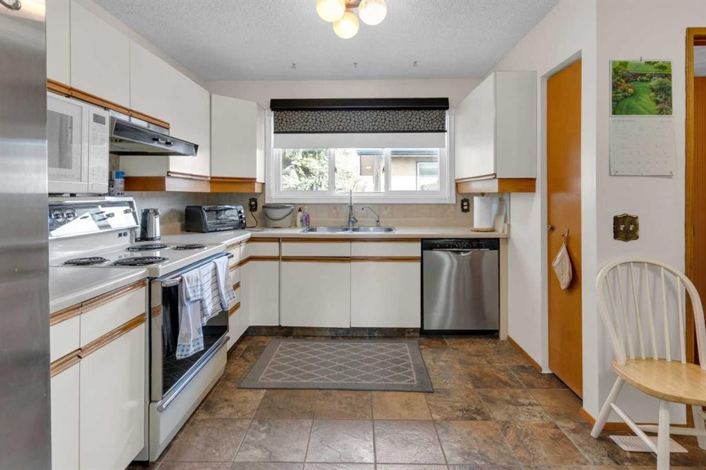 6004 Maddock Drive Ne, Calgary, AB - Indoor Photo Showing Kitchen With Double Sink