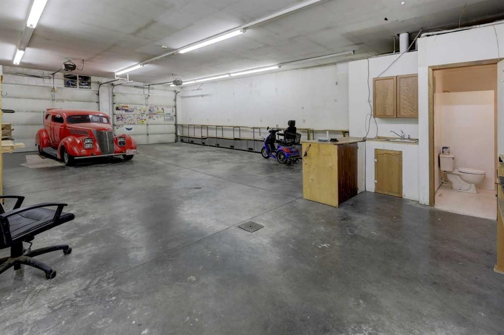 4513 Forman Crescent Se, Calgary, AB - Indoor Photo Showing Garage