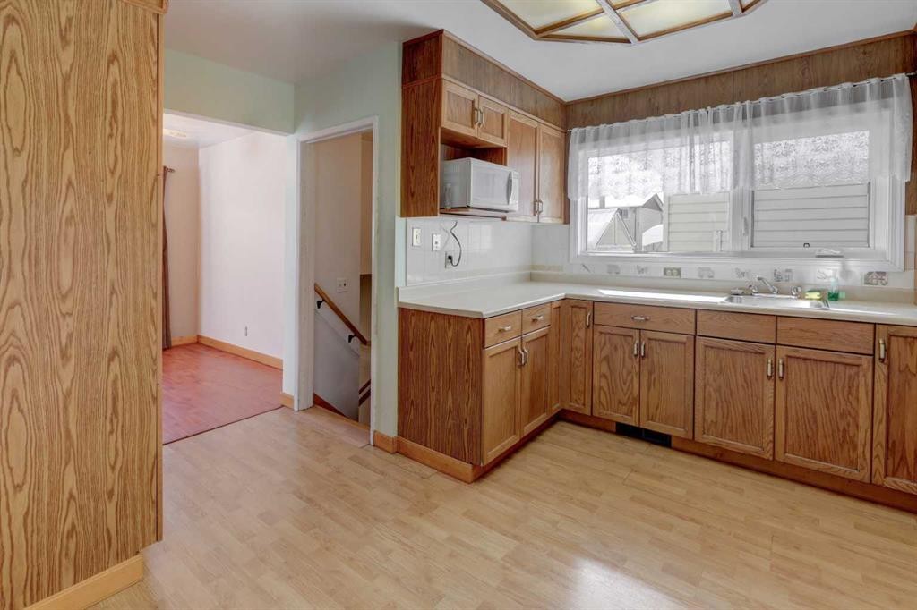 4513 Forman Crescent Se, Calgary, AB - Indoor Photo Showing Kitchen