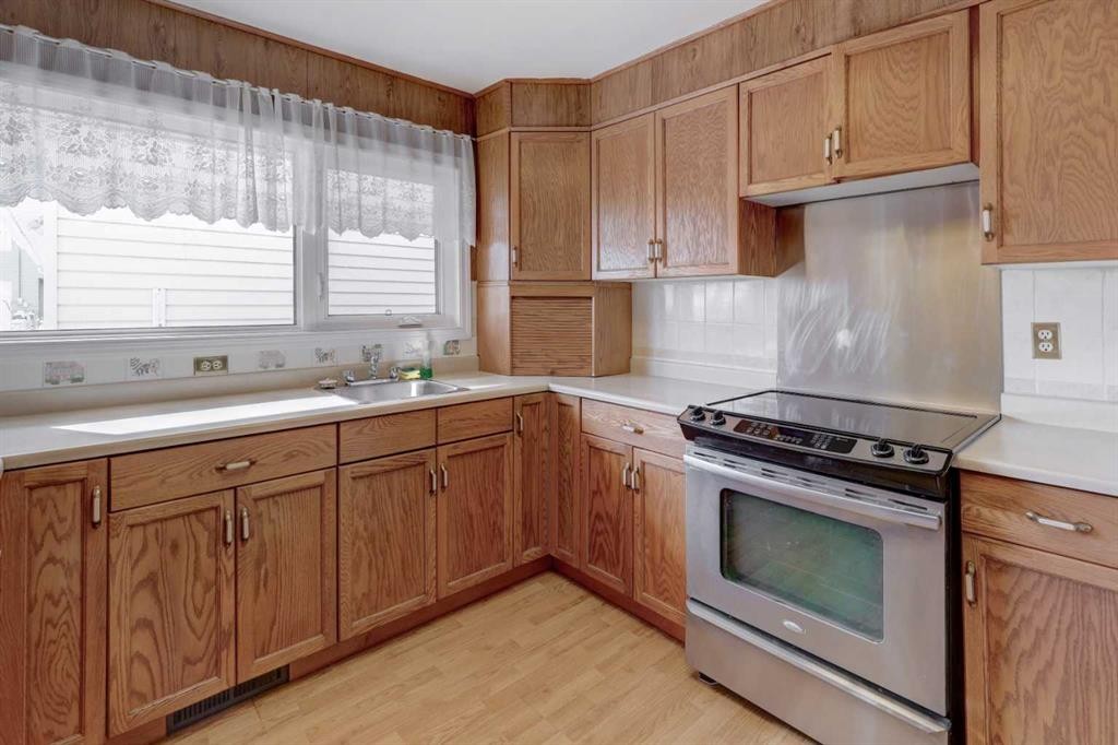 4513 Forman Crescent Se, Calgary, AB - Indoor Photo Showing Kitchen