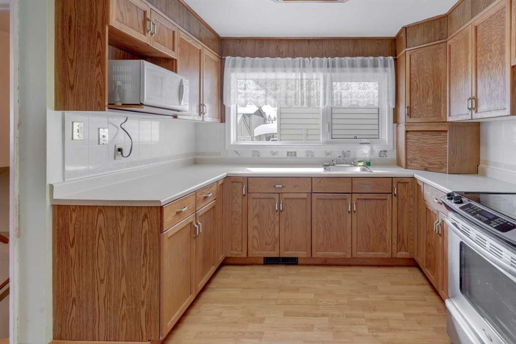 4513 Forman Crescent Se, Calgary, AB - Indoor Photo Showing Kitchen