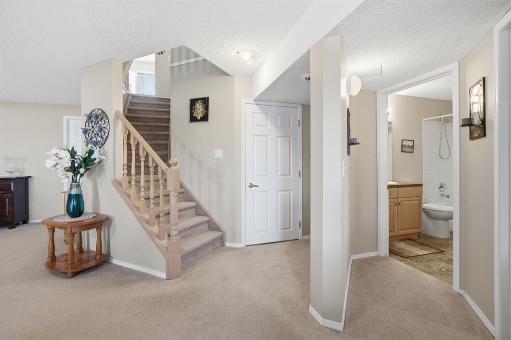 216 Valley Ridge Heights Nw, Calgary, AB - Indoor Photo Showing Other Room
