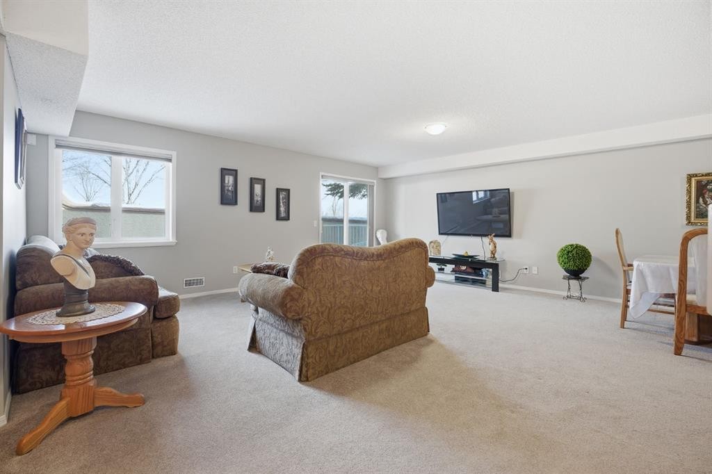 216 Valley Ridge Heights Nw, Calgary, AB - Indoor Photo Showing Living Room