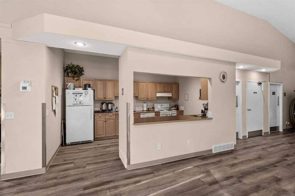 216 Valley Ridge Heights Nw, Calgary, AB - Indoor Photo Showing Kitchen