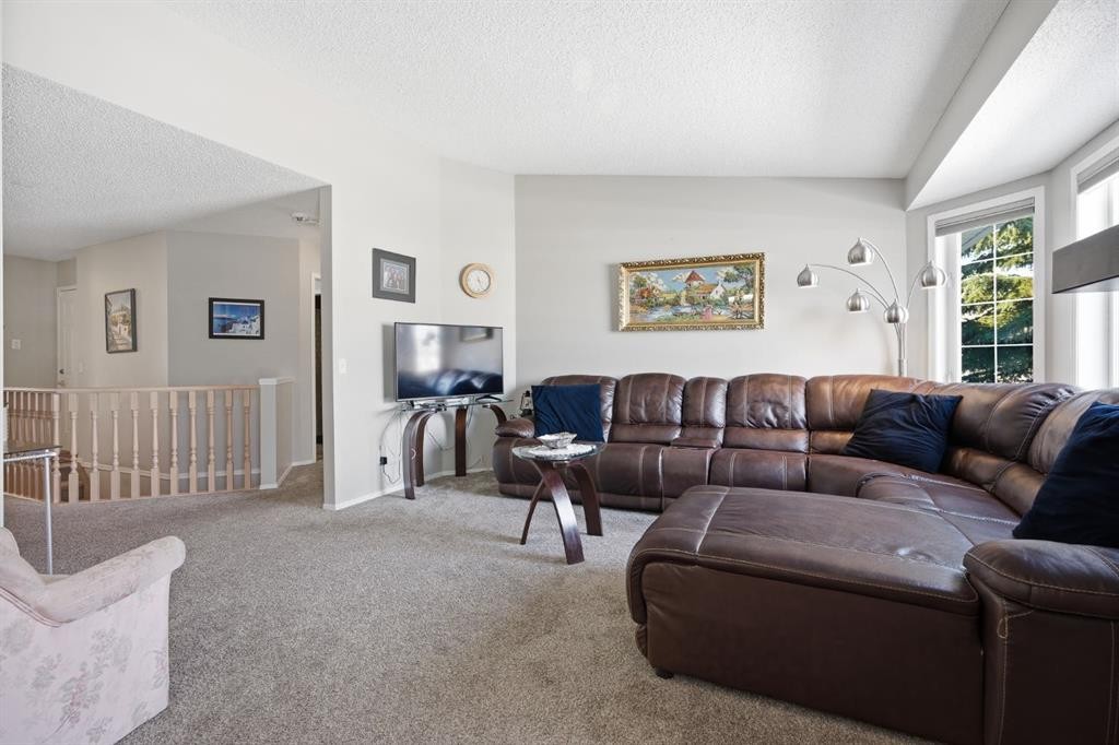 216 Valley Ridge Heights Nw, Calgary, AB - Indoor Photo Showing Living Room