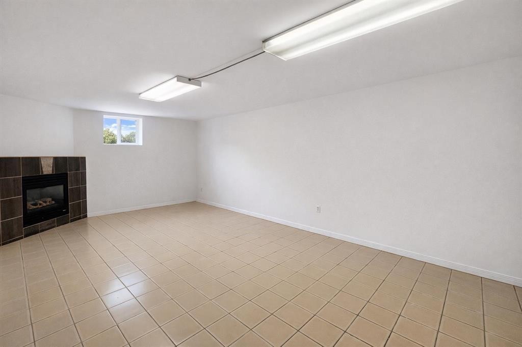 326 27 Avenue Ne, Calgary, AB - Indoor Photo Showing Other Room With Fireplace