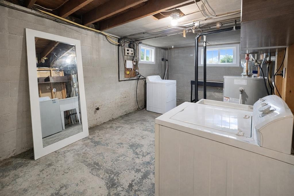 326 27 Avenue Ne, Calgary, AB - Indoor Photo Showing Laundry Room