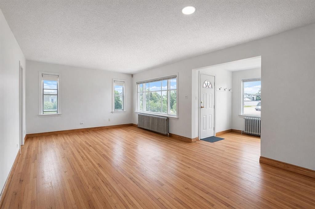 326 27 Avenue Ne, Calgary, AB - Indoor