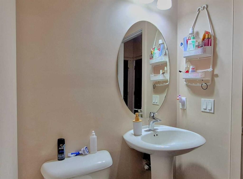 18 Redstone Manor Ne, Calgary, AB - Indoor Photo Showing Bathroom
