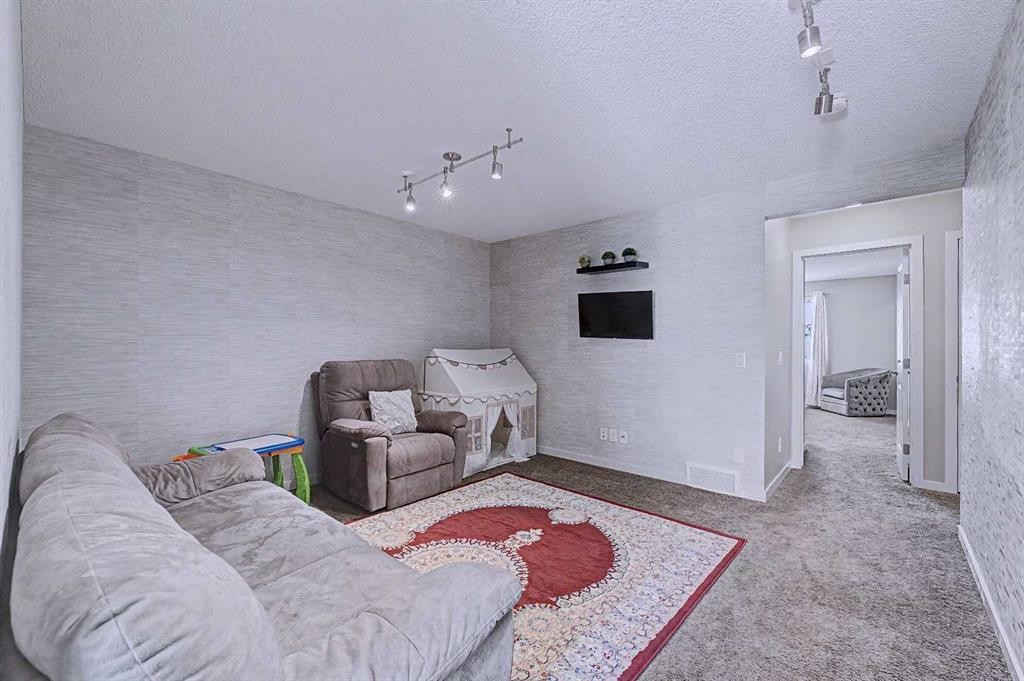 80 Chaparral Valley Crescent Se, Calgary, AB - Indoor Photo Showing Bedroom