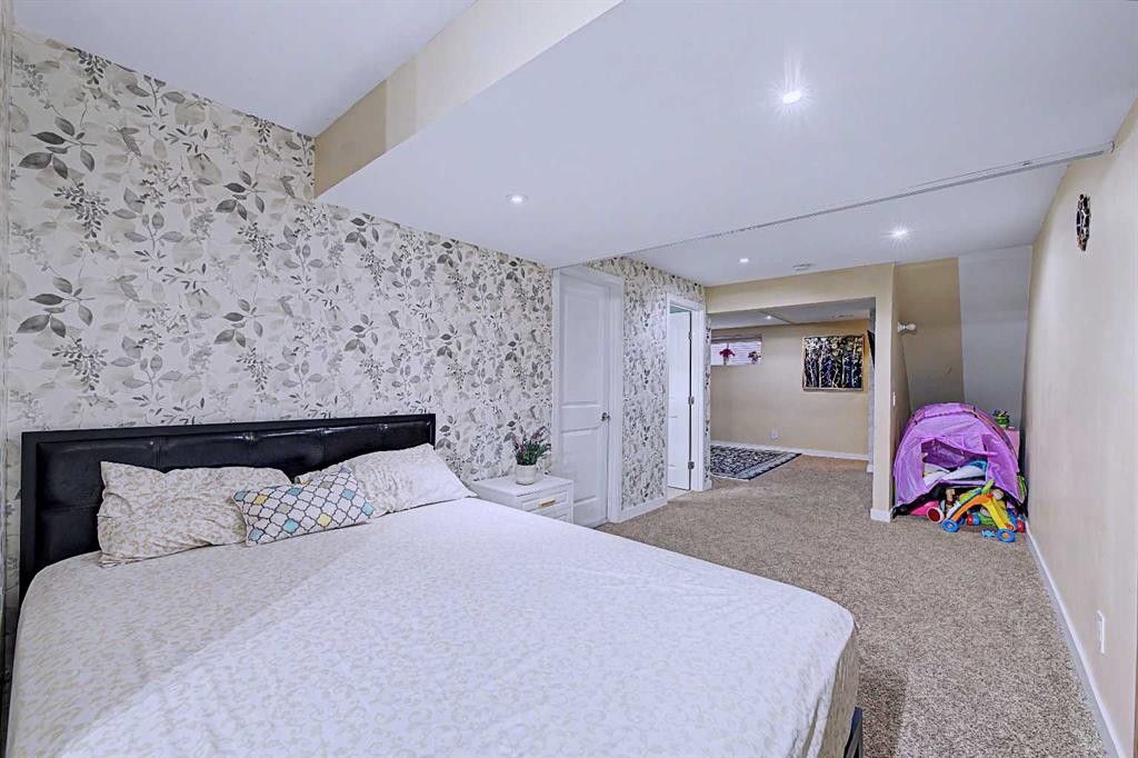 80 Chaparral Valley Crescent Se, Calgary, AB - Indoor Photo Showing Bedroom