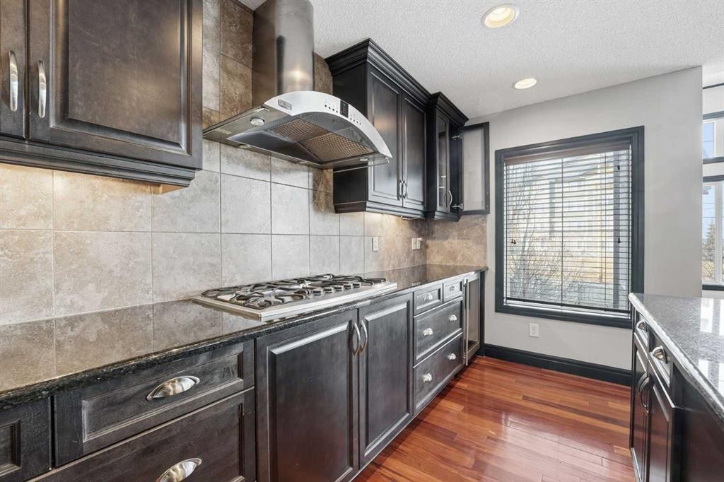 224 Everbrook Way Sw, Calgary, AB - Indoor Photo Showing Kitchen With Upgraded Kitchen