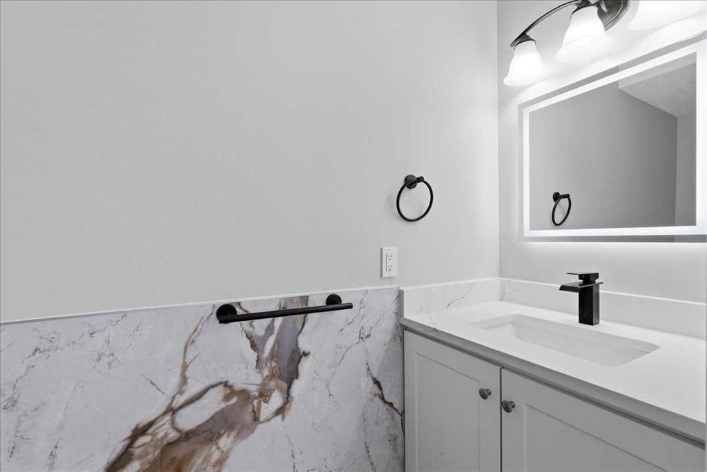 172 Abinger Crescent Ne, Calgary, AB - Indoor Photo Showing Bathroom