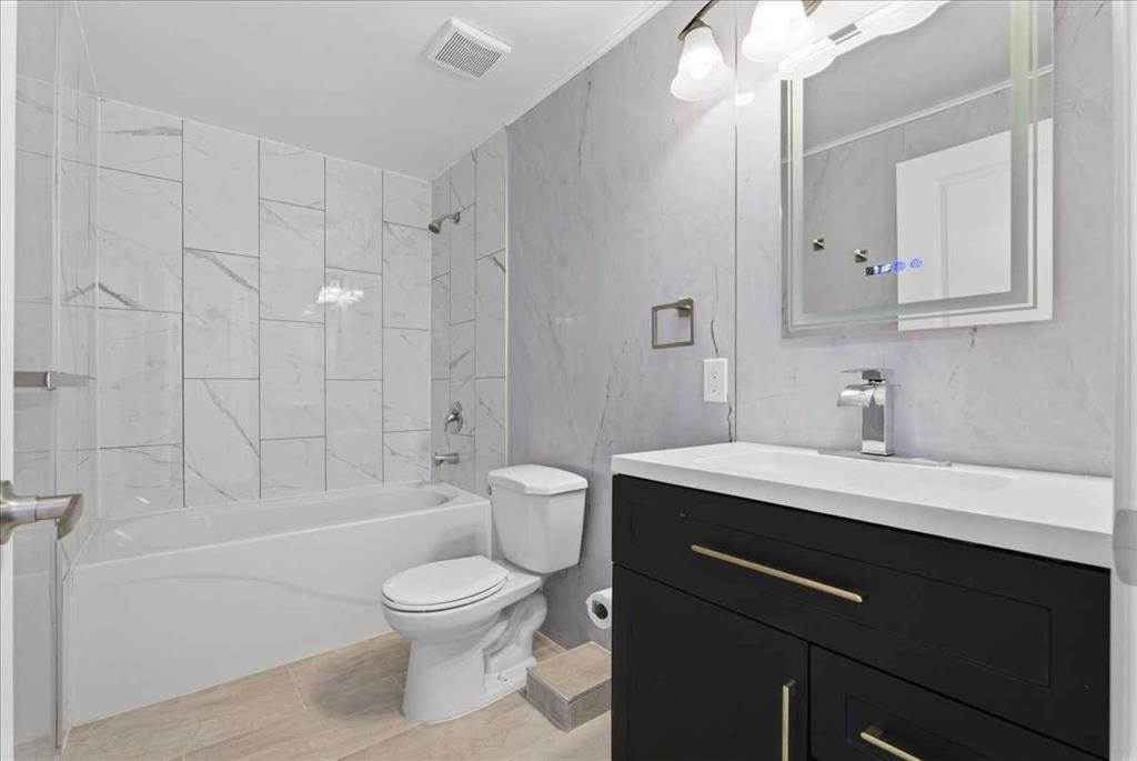 172 Abinger Crescent Ne, Calgary, AB - Indoor Photo Showing Bathroom