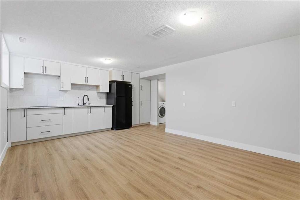 172 Abinger Crescent Ne, Calgary, AB - Indoor Photo Showing Kitchen