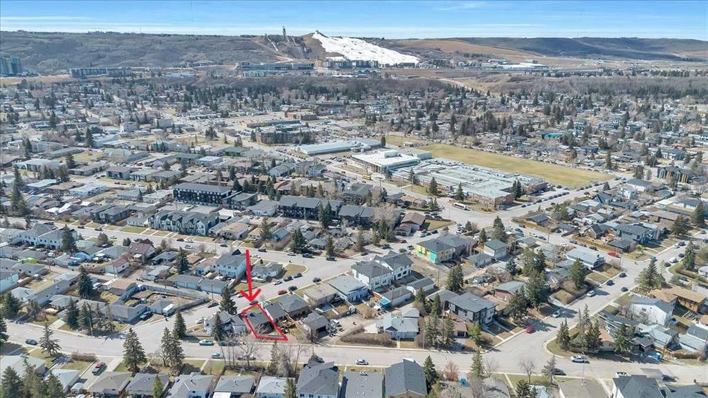 7704 46 Avenue Nw, Calgary, AB - Outdoor With View