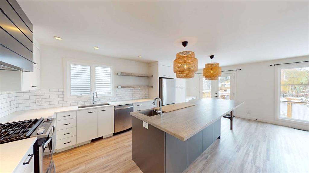 7704 46 Avenue Nw, Calgary, AB - Indoor Photo Showing Kitchen With Stainless Steel Kitchen With Upgraded Kitchen