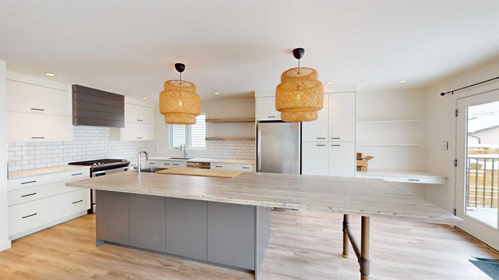 7704 46 Avenue Nw, Calgary, AB - Indoor Photo Showing Kitchen With Upgraded Kitchen