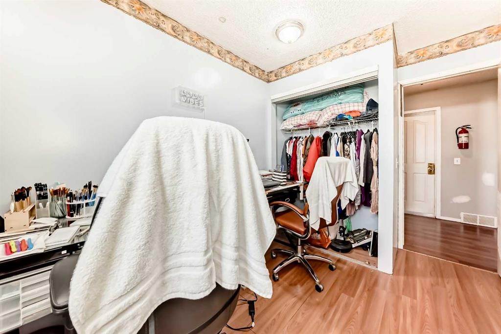 4809 60 Street Ne, Calgary, AB - Indoor