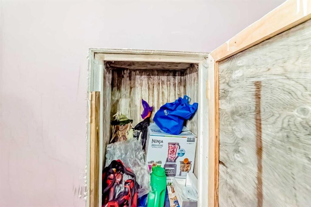 4809 60 Street Ne, Calgary, AB - Indoor Photo Showing Other Room