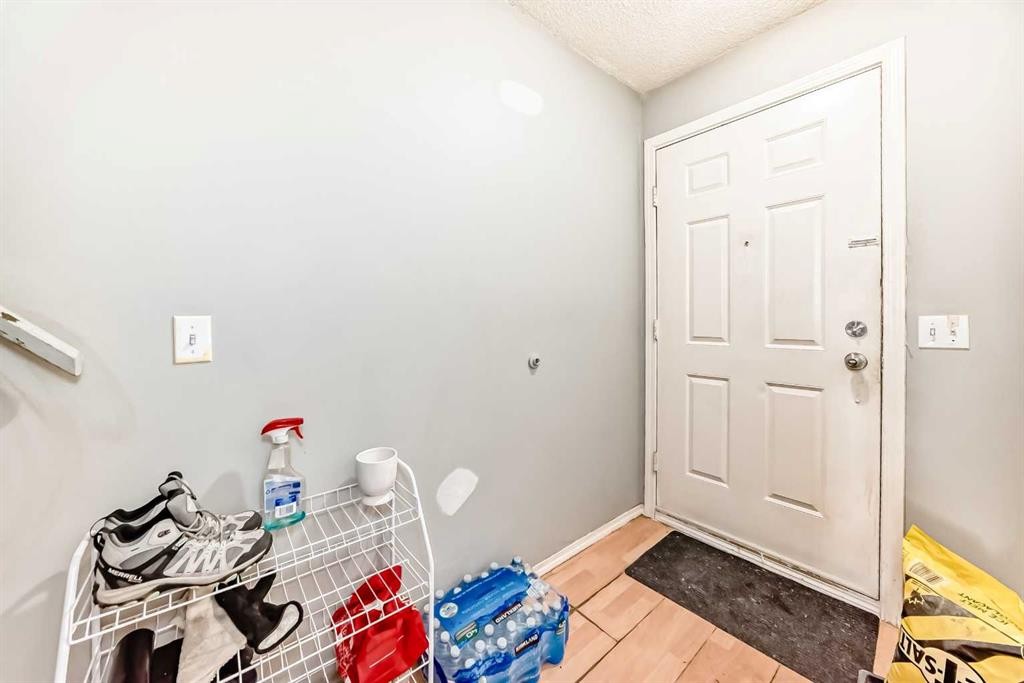 4809 60 Street Ne, Calgary, AB - Indoor Photo Showing Other Room