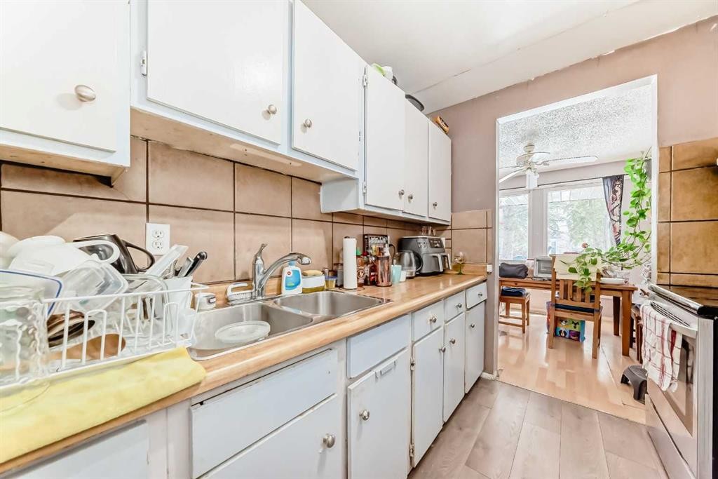 4809 60 Street Ne, Calgary, AB - Indoor Photo Showing Kitchen With Double Sink