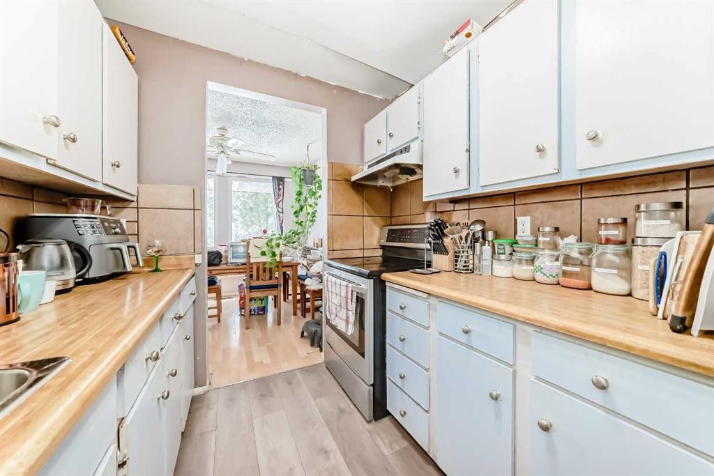 4809 60 Street Ne, Calgary, AB - Indoor Photo Showing Kitchen