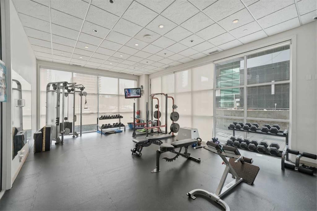 504-530 12 Avenue Sw, Calgary, AB - Indoor Photo Showing Gym Room