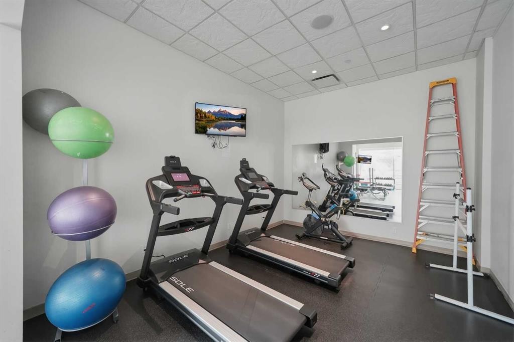 504-530 12 Avenue Sw, Calgary, AB - Indoor Photo Showing Gym Room