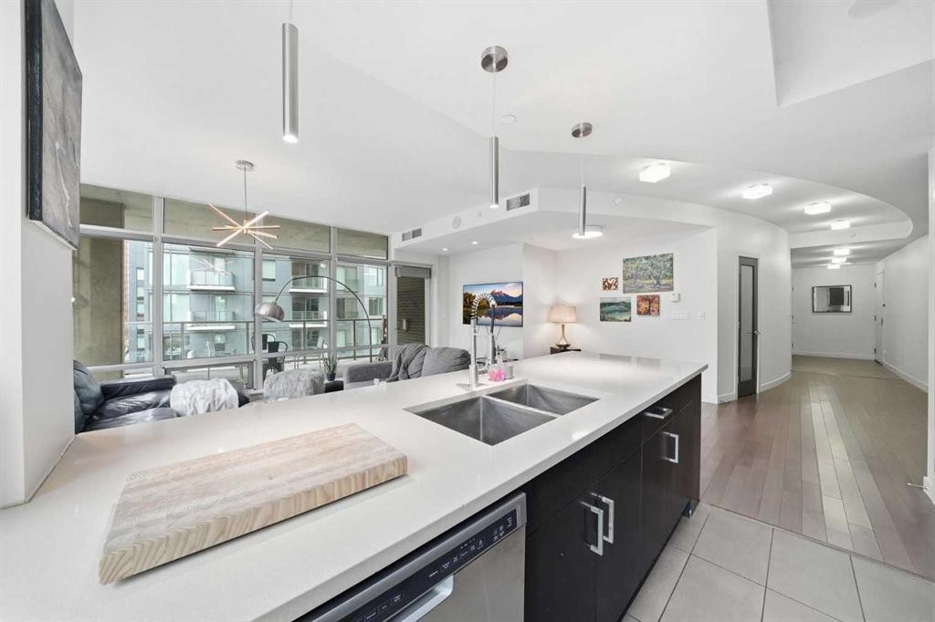 504-530 12 Avenue Sw, Calgary, AB - Indoor Photo Showing Kitchen With Double Sink With Upgraded Kitchen