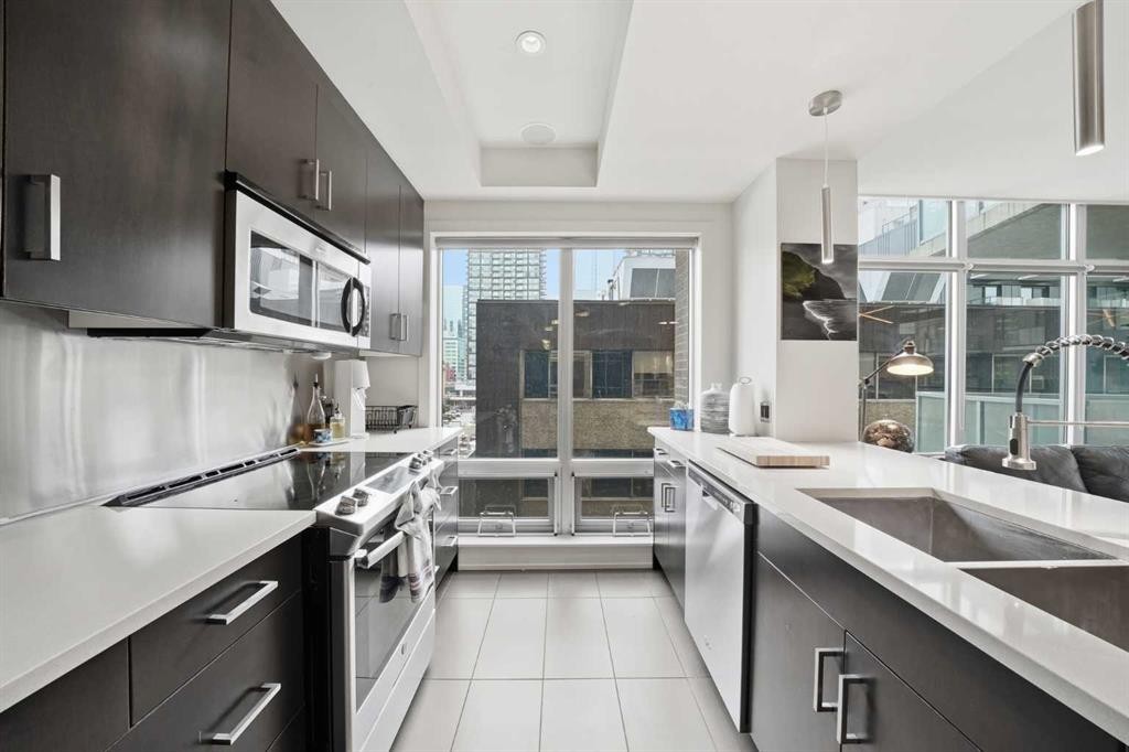 504-530 12 Avenue Sw, Calgary, AB - Indoor Photo Showing Kitchen With Upgraded Kitchen