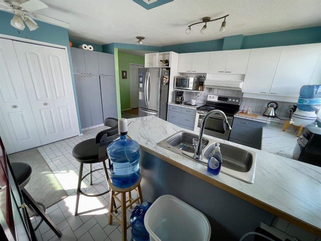 3311 Radcliffe Drive Se, Calgary, AB - Indoor Photo Showing Kitchen With Double Sink