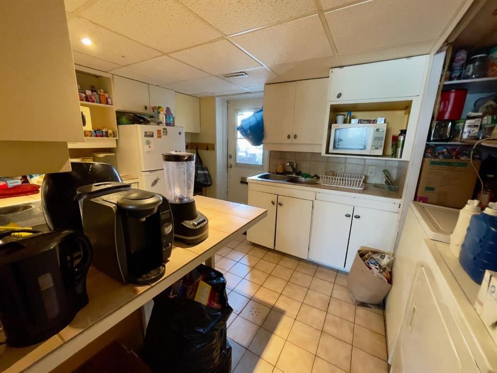 3311 Radcliffe Drive Se, Calgary, AB - Indoor Photo Showing Kitchen With Double Sink