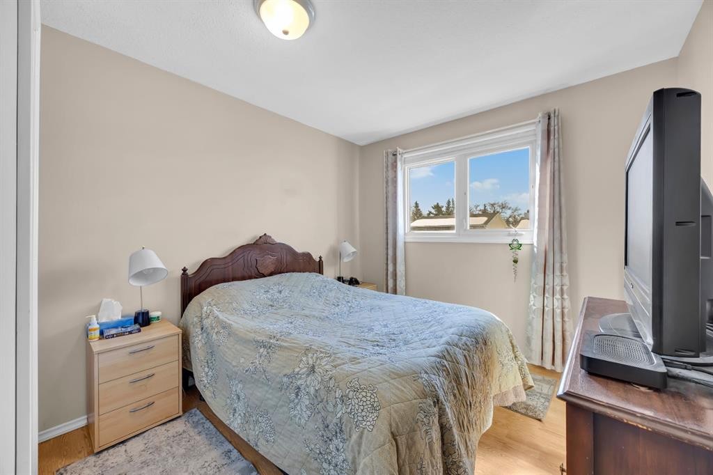 36 Alpine Crescent Se, Airdrie, AB - Indoor Photo Showing Bedroom