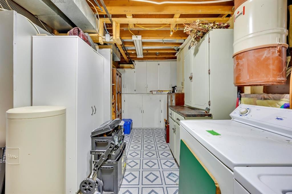 36 Alpine Crescent Se, Airdrie, AB - Indoor Photo Showing Laundry Room