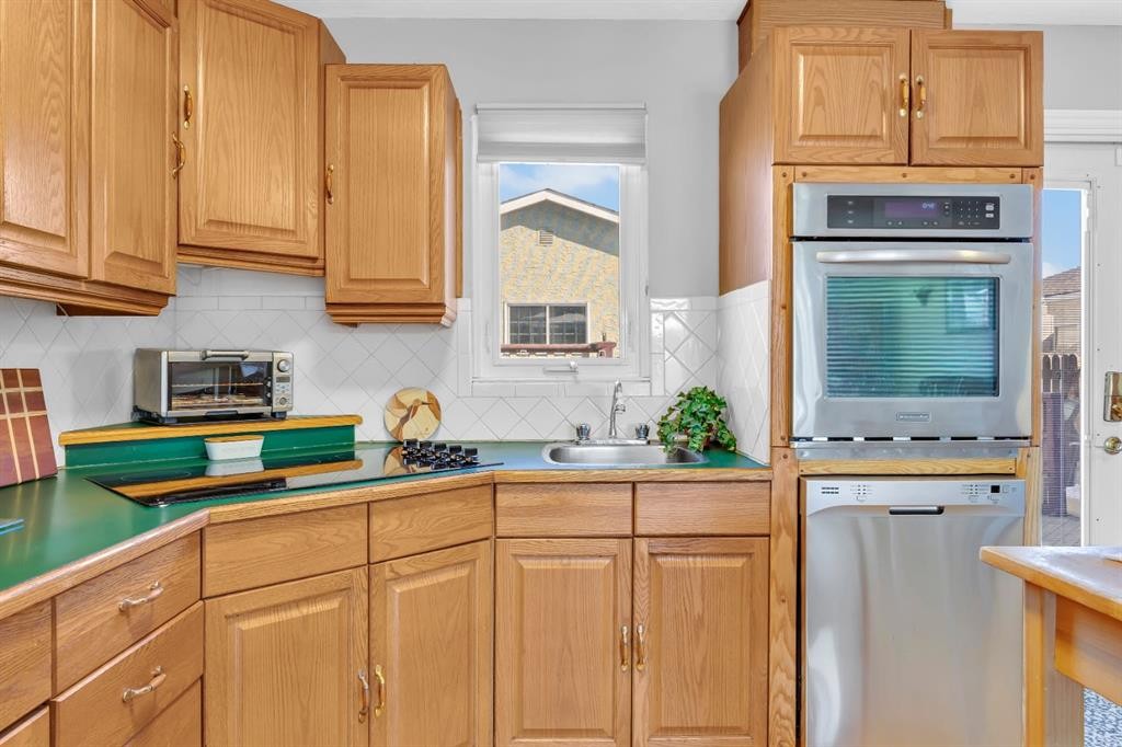 36 Alpine Crescent Se, Airdrie, AB - Indoor Photo Showing Kitchen