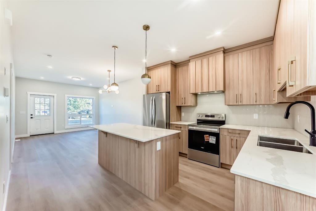 1102 Clover Close, Carstairs, AB - Indoor Photo Showing Kitchen With Double Sink With Upgraded Kitchen