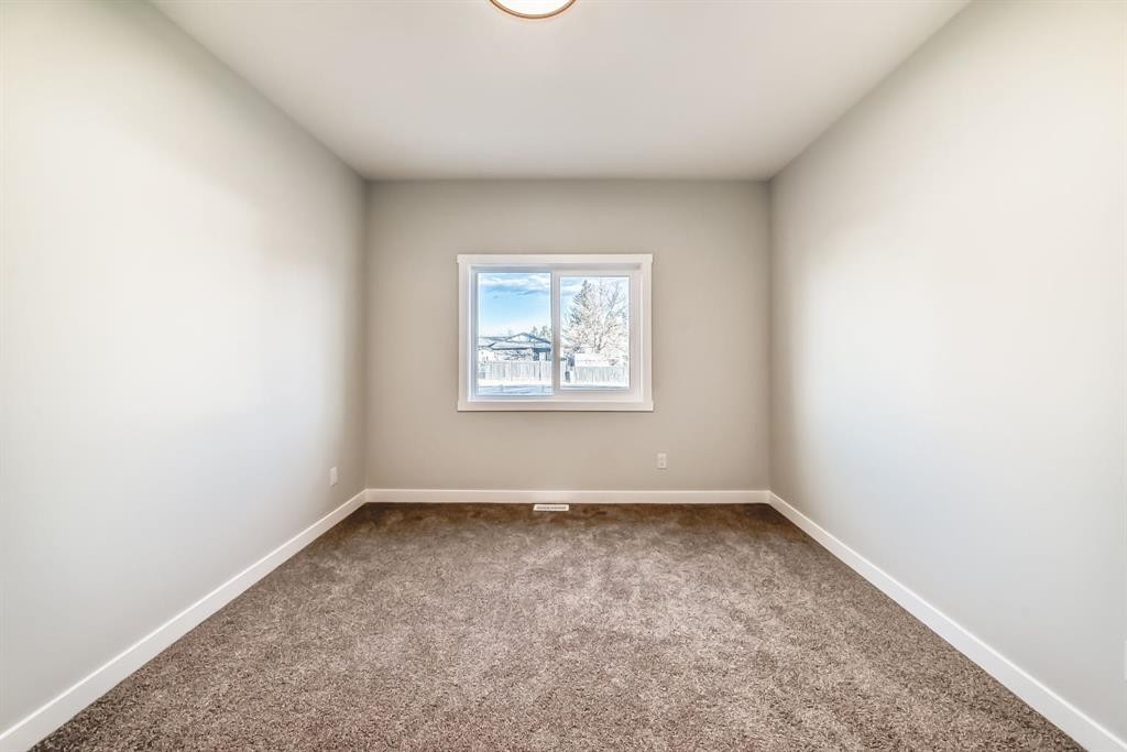1102 Clover Close, Carstairs, AB - Indoor Photo Showing Other Room
