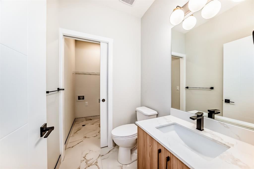 1102 Clover Close, Carstairs, AB - Indoor Photo Showing Bathroom