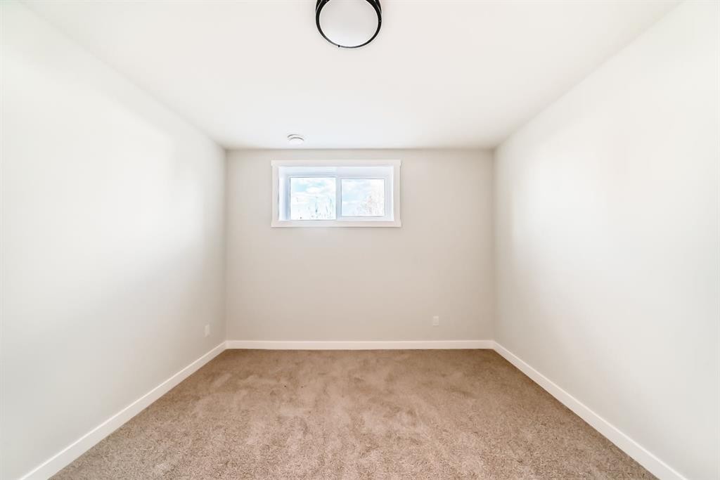 1102 Clover Close, Carstairs, AB - Indoor Photo Showing Other Room