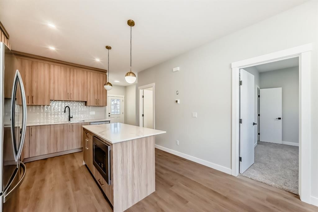 1102 Clover Close, Carstairs, AB - Indoor Photo Showing Kitchen