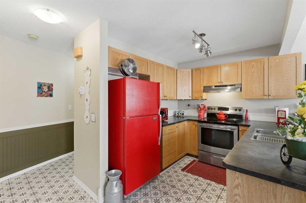 20 Covemeadow Manor Ne, Calgary, AB - Indoor Photo Showing Kitchen With Double Sink