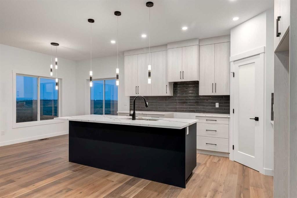 232 Red Tail Ridge Se, High River, AB - Indoor Photo Showing Kitchen With Upgraded Kitchen