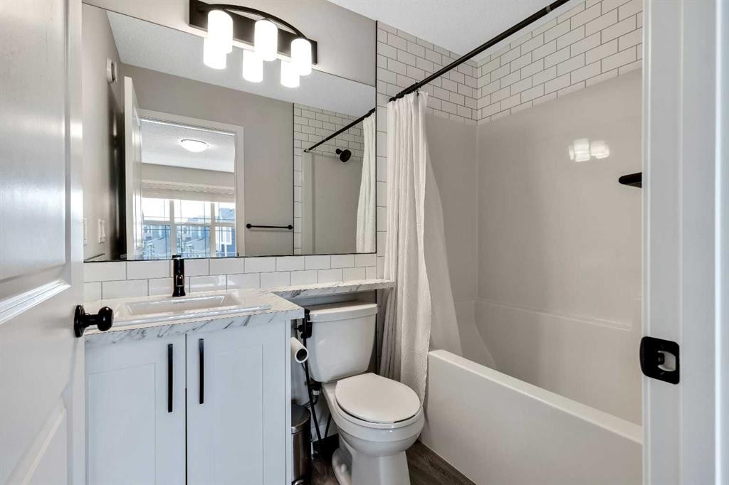46 Creekstone Path Sw, Calgary, AB - Indoor Photo Showing Bathroom