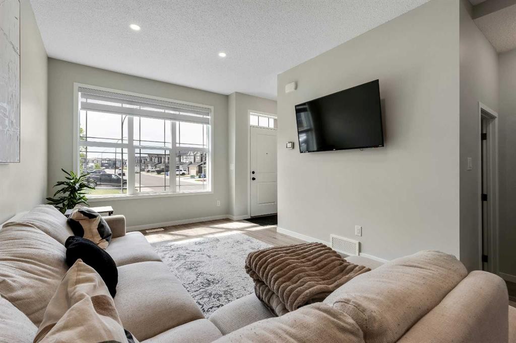 46 Creekstone Path Sw, Calgary, AB - Indoor Photo Showing Living Room