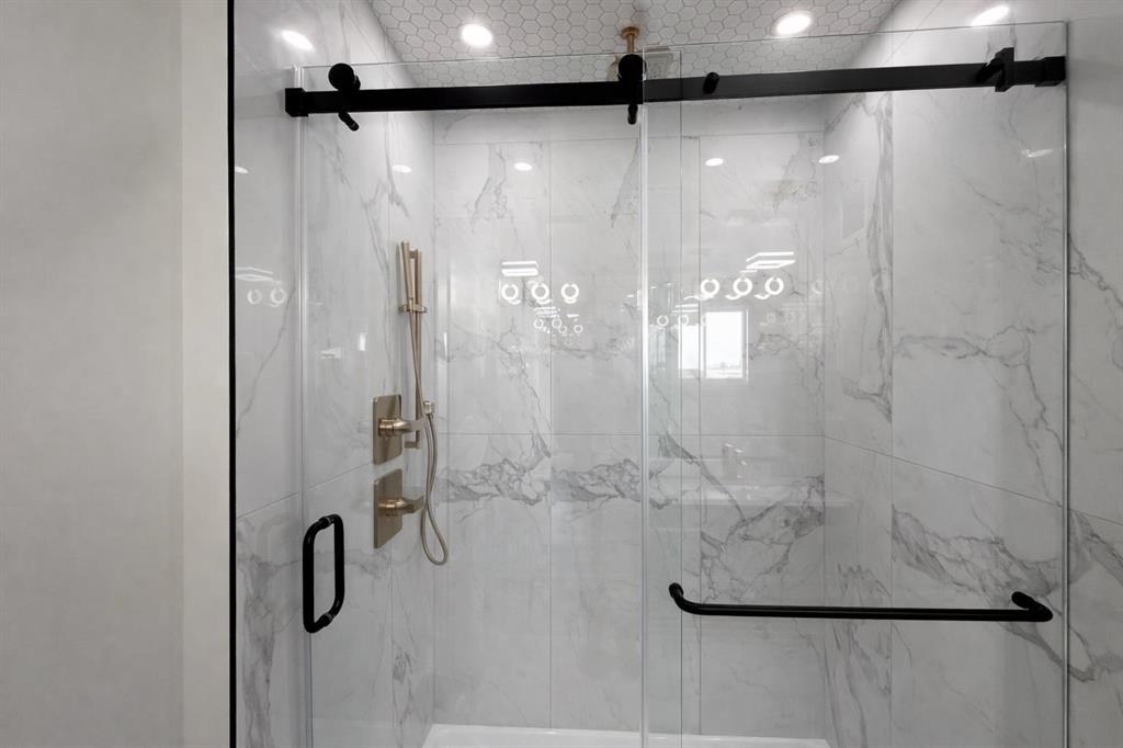 852 Dawson Point, Chestermere, AB - Indoor Photo Showing Bathroom