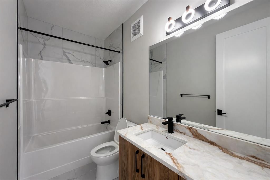 852 Dawson Point, Chestermere, AB - Indoor Photo Showing Bathroom