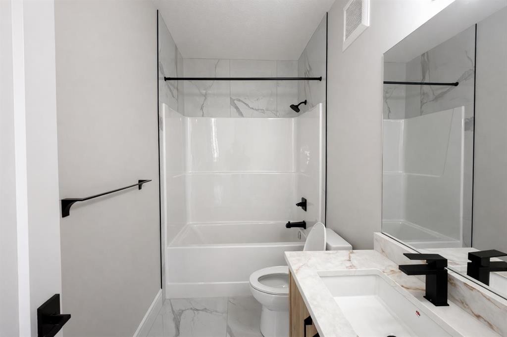 852 Dawson Point, Chestermere, AB - Indoor Photo Showing Bathroom