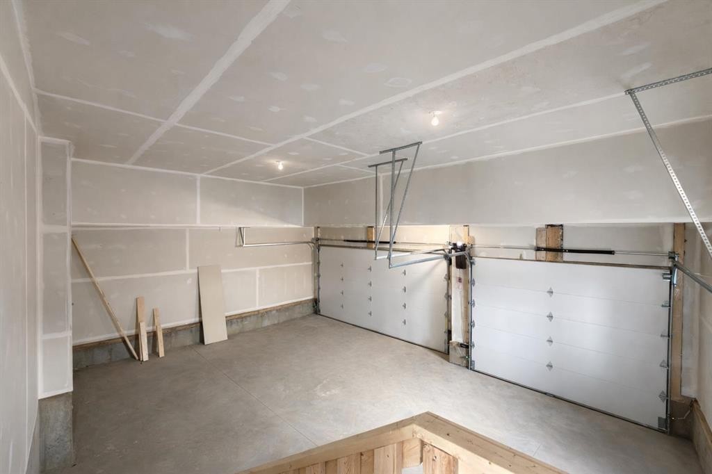 852 Dawson Point, Chestermere, AB - Indoor Photo Showing Garage